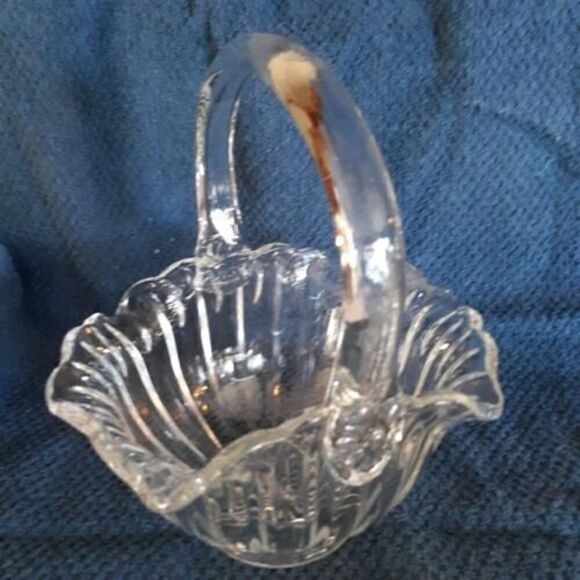 Vtg Clear Glass Wedding Basket Applied Handle Scollop Around Edge Ribbed Sides - Picture 4 of 8